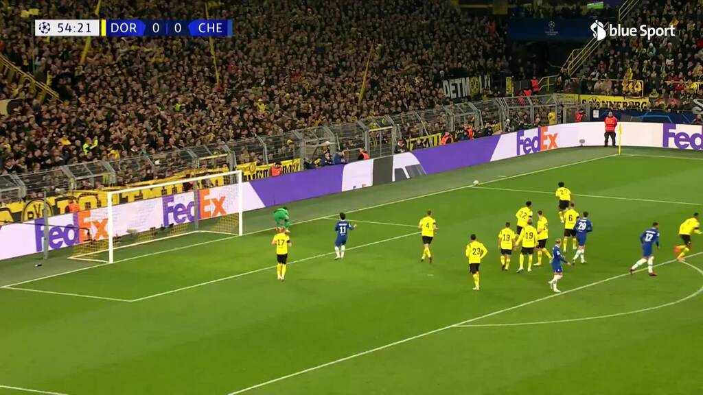 55. Minute: Kobel hält Freistoss von James mirakulös