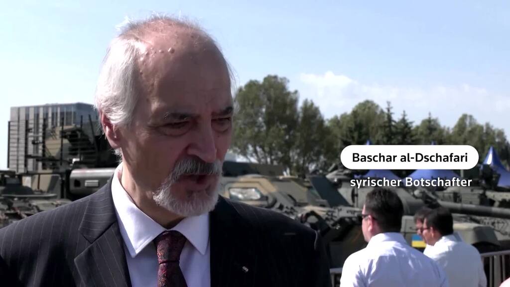Posieren vor dem Leopard 2 – Diplomaten besuchen Ausstellung beschlagnahmter Waffen in Moskau