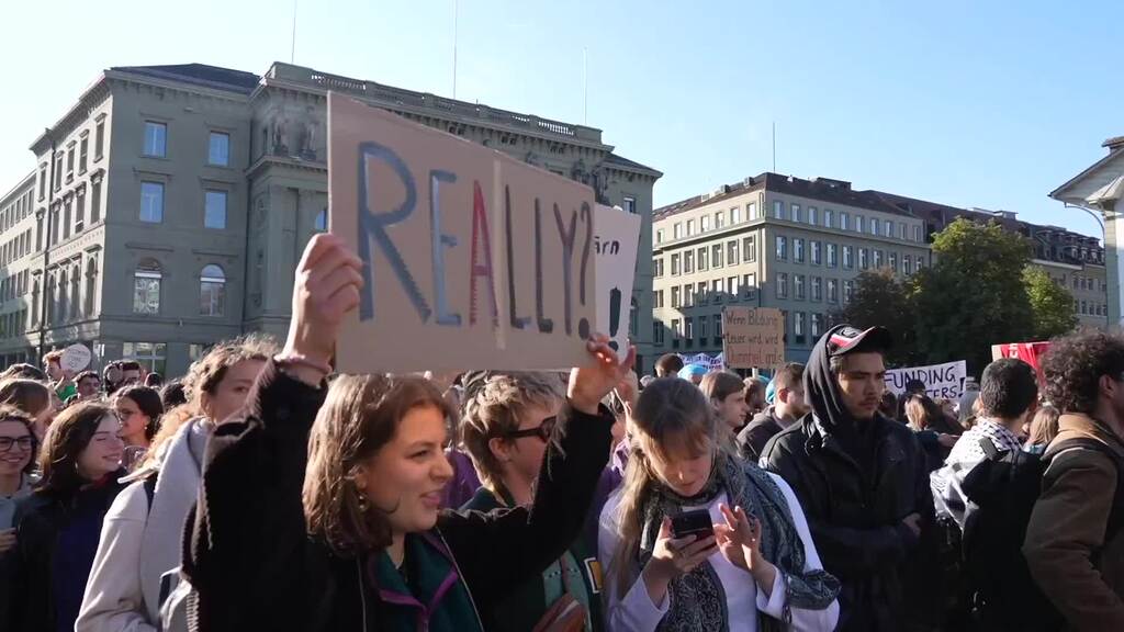 Studierende demonstrieren in Bern gegen höhere Gebühren