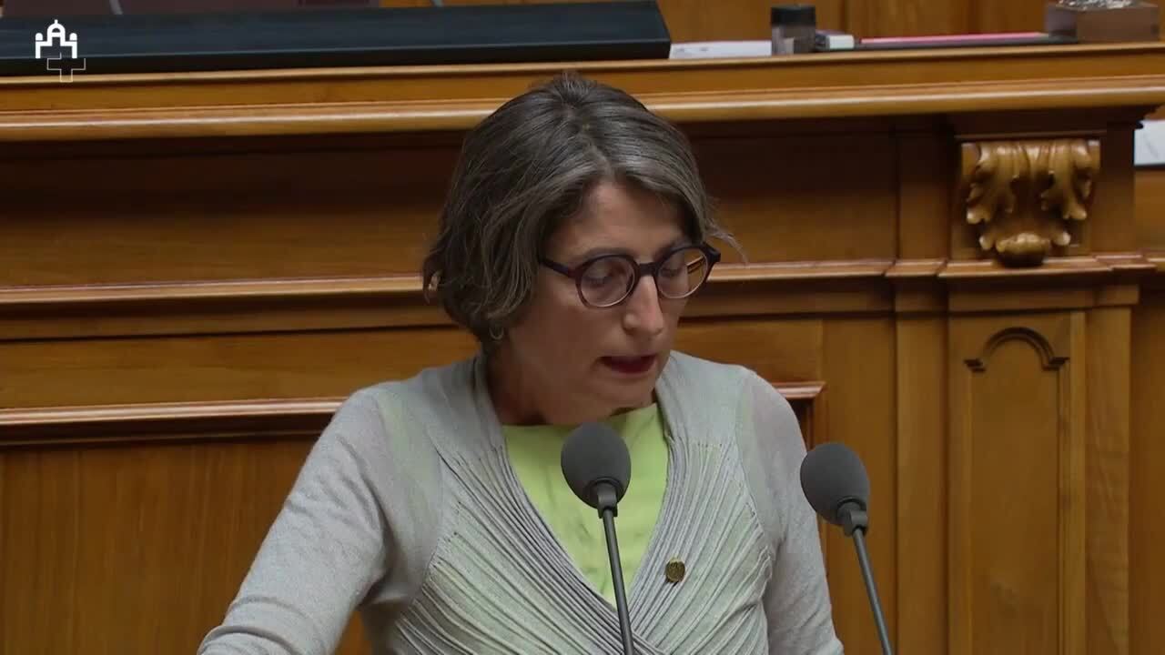 Grüne Nationalrätin Weichelt zeigt Jodtabletten