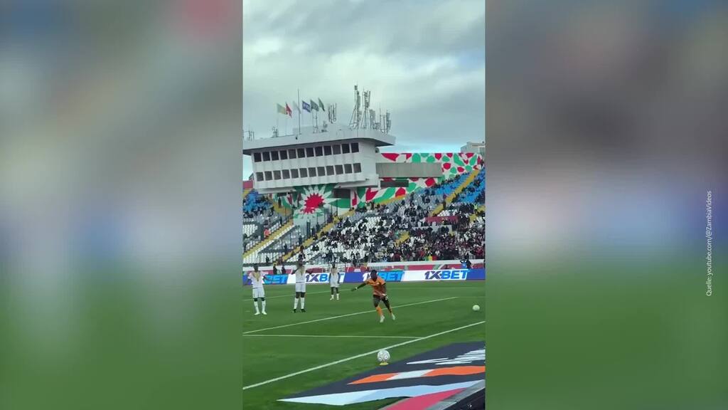 Sambias Patson Daka landet bei Torjubel auf dem Nacken