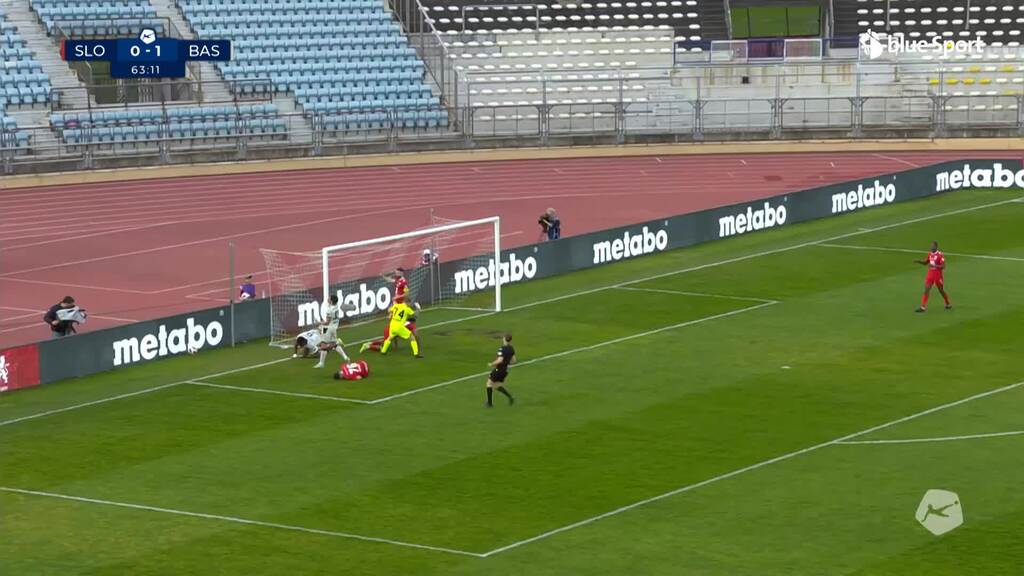 64. Minute: Wie kann der Ball nicht drin sein?