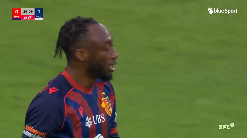 Traore schlenzt den Ball knapp am Pfosten vorbei