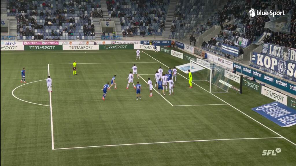 Bajrami köpft an den Pfosten