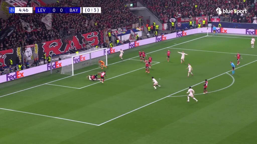 Kane drückt den Ball beinahe über die Linie