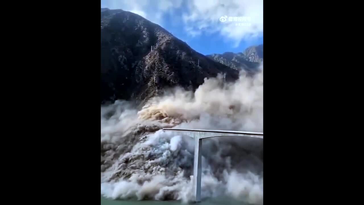 Neue Autobahnbrücke in China stürzt ein