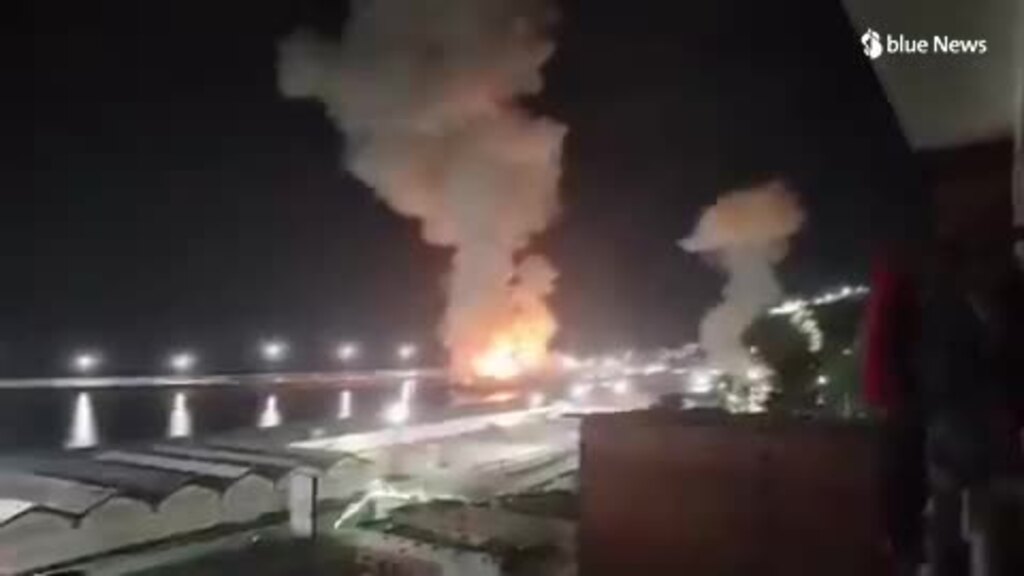 Hafen La Guira in Flammen