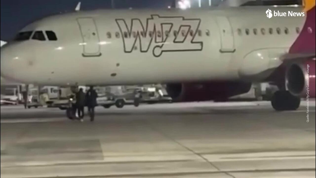 Passeggeri corrono in pista dopo aver perso un volo