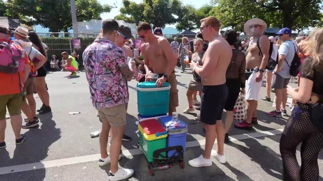 Centaines de milliers de personnes à Zurich pour la Street Parade