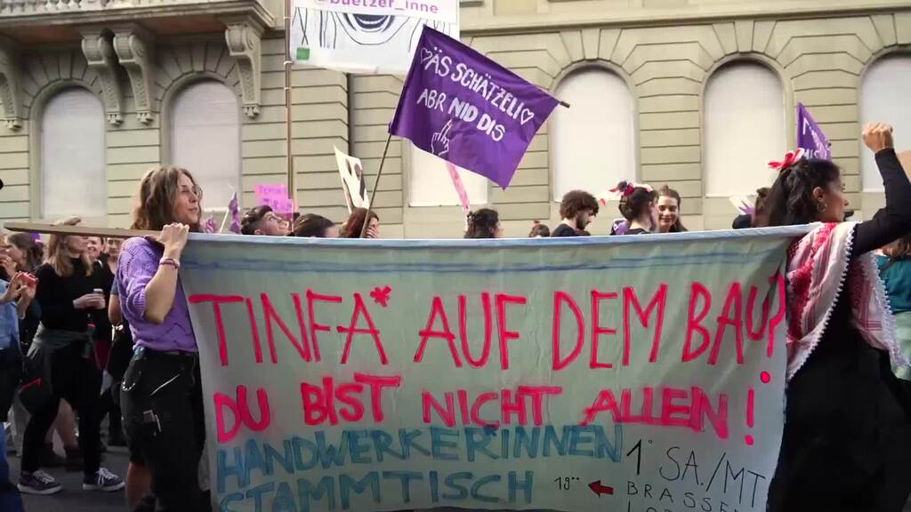 Tausende gehen für die Rechte der Frauen auf die Strasse