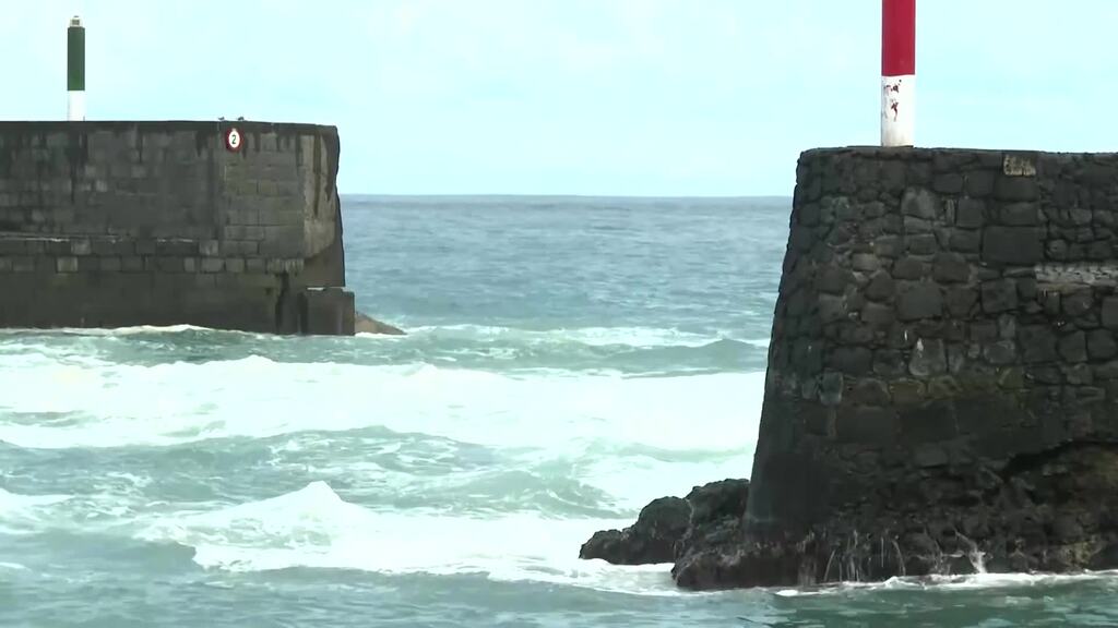 Teneriffa: Riesenwellen reissen Menschen ins Meer