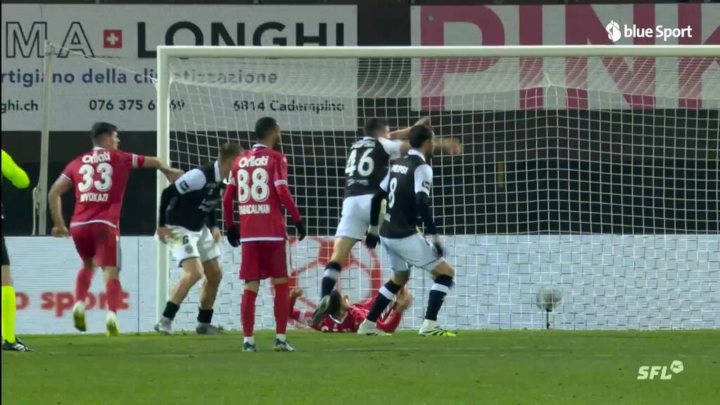 Nivokazi schiesst Penalty am Tor vorbei