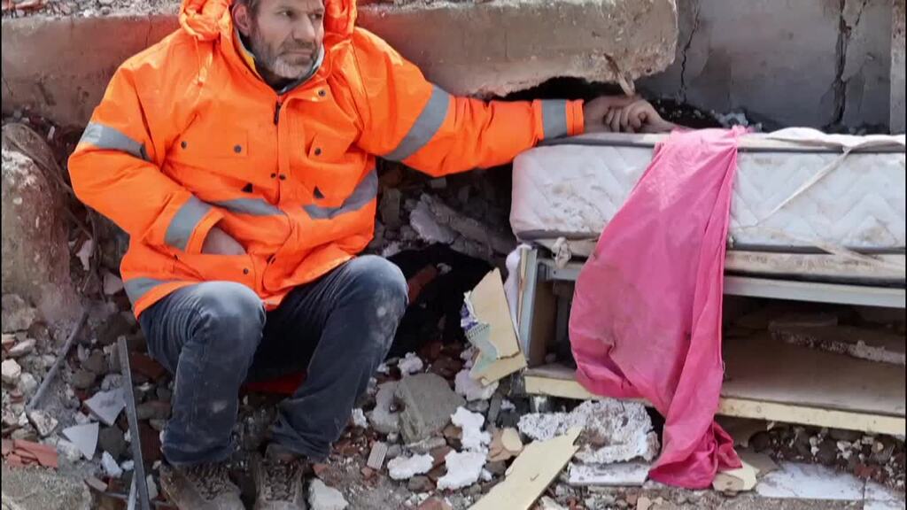 Erdbeben in der Türkei: Vater lässt seine tote Tochter nicht los