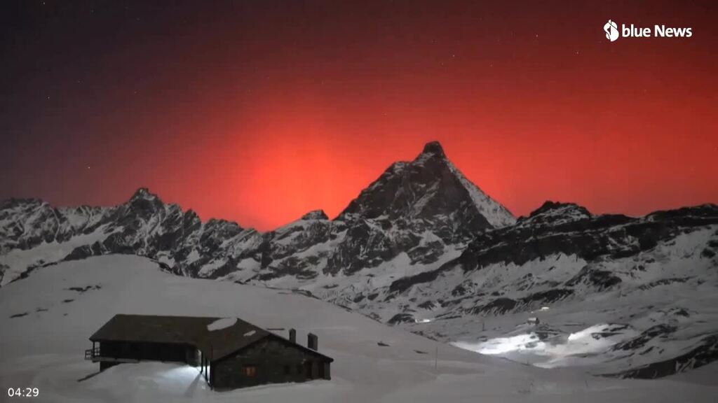 L'aurora boreale brillato magnificamente sul Cervino