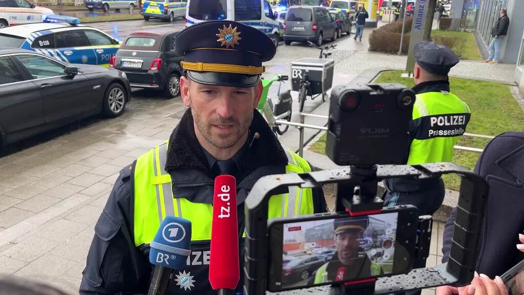 Auto fährt in München in Menschengruppe – mehrere Verletzte