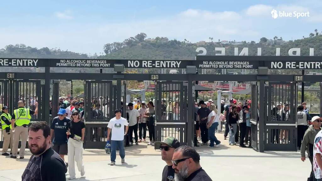 Fans betreten das Snapdragon Stadium in San Diego