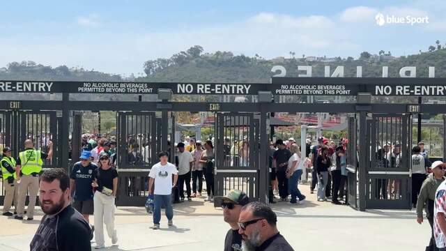 Fans betreten das Snapdragon Stadium in San Diego