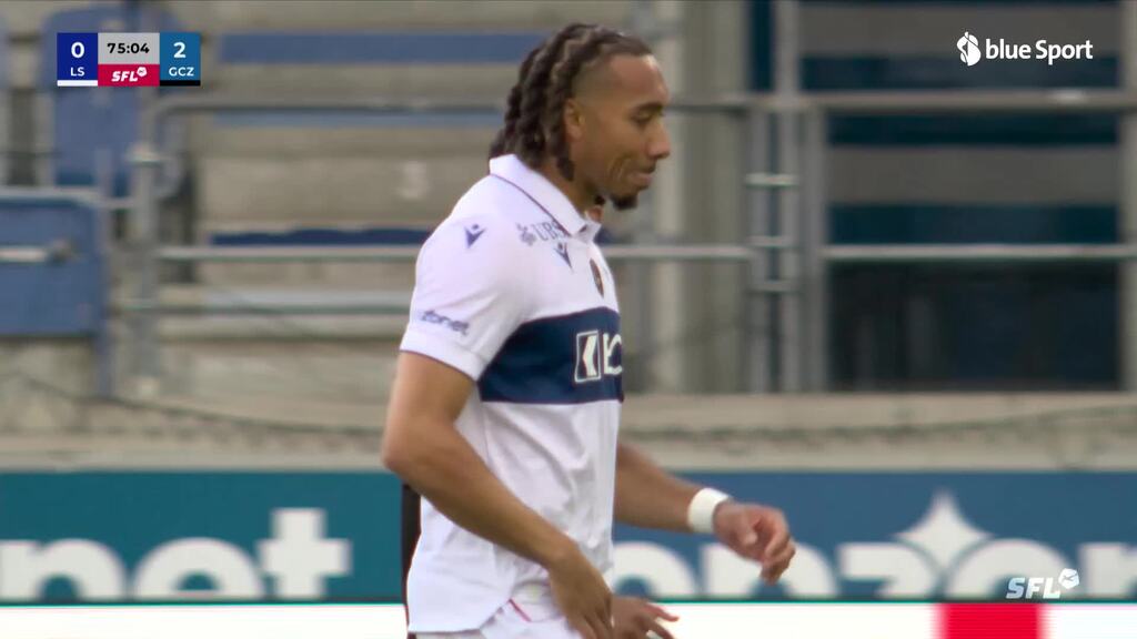 Theo Bair fliegt mit Gelb-Rot vom Platz