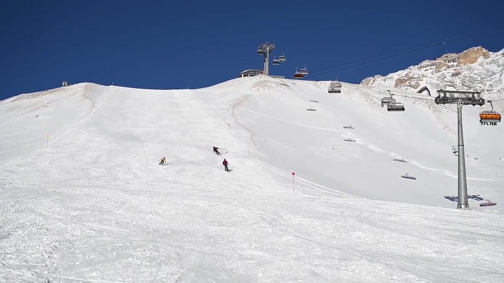 Ski-Saisonstart: Teurere Skipässe und Klimawandel als Herausforderung