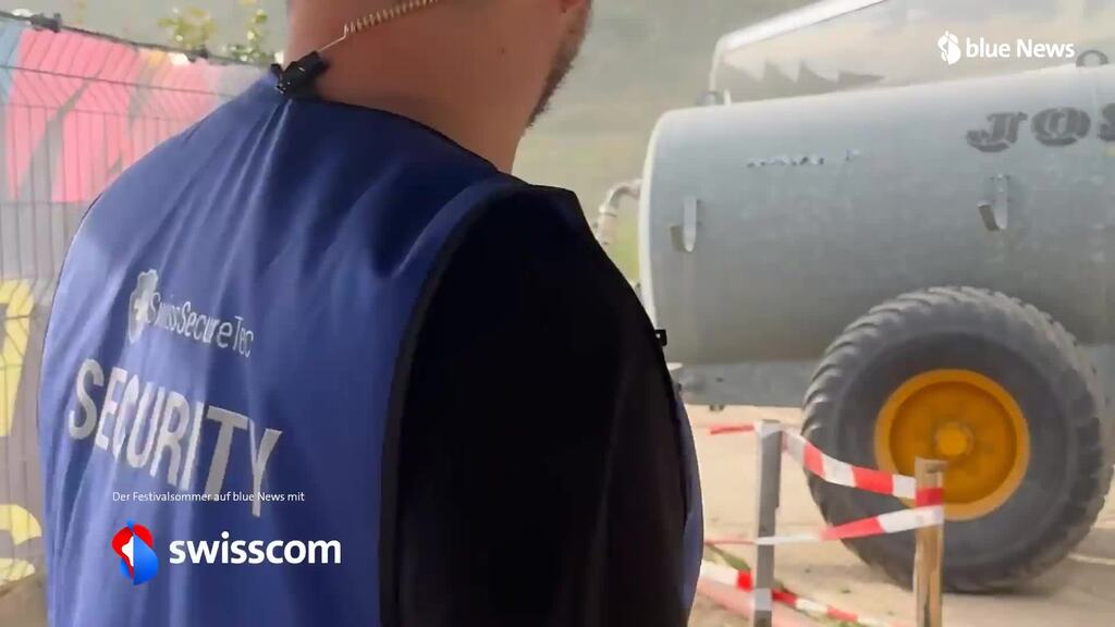 Sandsturm droht – Organisatoren kämpfen mit Güllenwagen dagegen