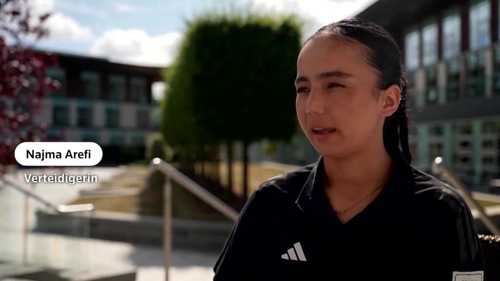 Afghanisches Geflüchtetenteam feiert Premiere im internationalen Frauenfussball