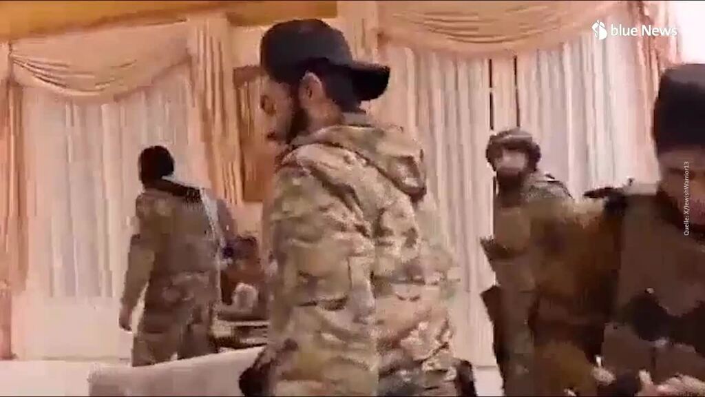 I ribelli mostrano le proprietà di Assad prese d'assalto