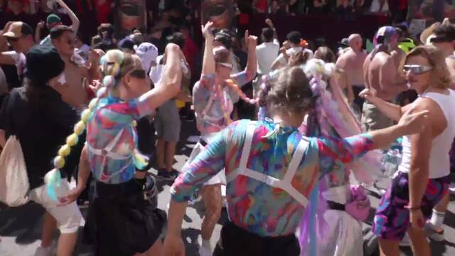 Zurich: centaines de milliers de fans de technos à la Street Parade