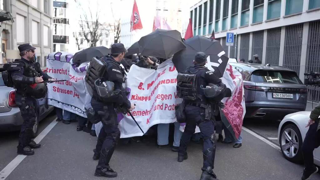 Tausende nehmen an Frauendemo in Zürich teil