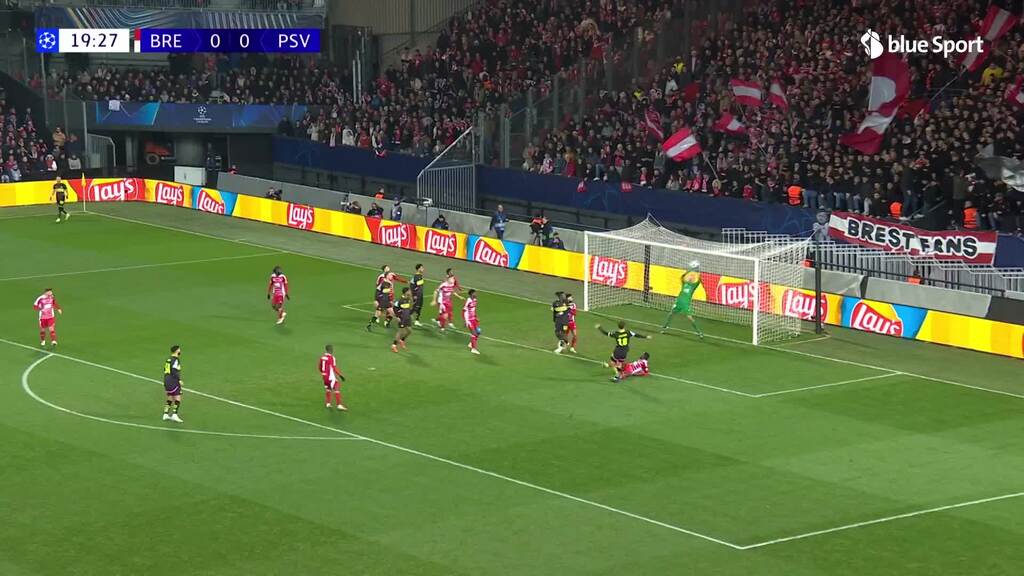  Brest-Goalie Bizot rettet gegen Boscagli