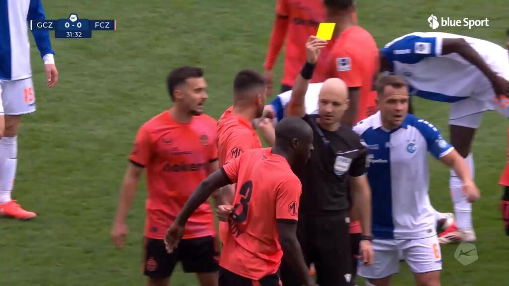 31. Minute: Mendy tritt gegen Schmitz nach und wird verwarnt