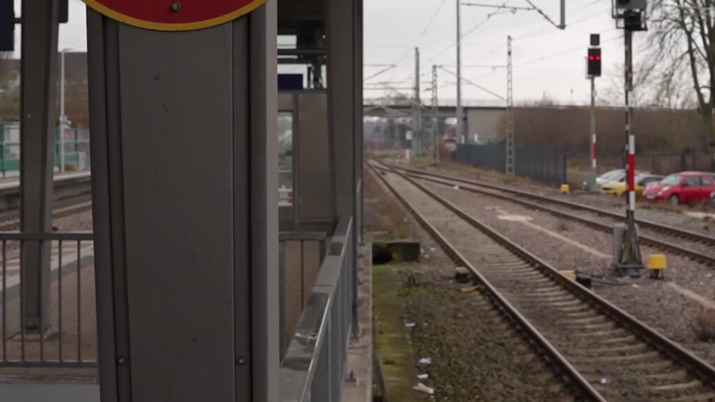 Getöteter Zugbegleiter – Ermittler werten Obduktion und Videos aus Zug aus