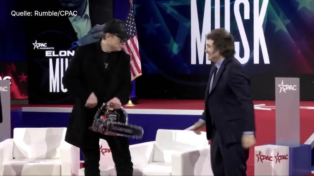 Musk schwenkt Kettensäge – Symbol für Bürokratieabbau