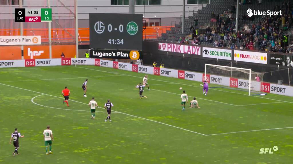 Papadopoulos spielt einen Doppelpass mit dem Pfosten