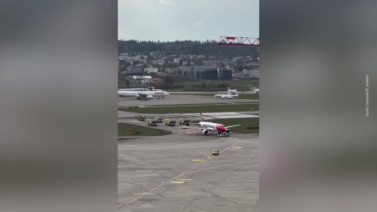 Un aereo Edelweiss scortato dai vigili del fuoco dopo un decollo interrotto