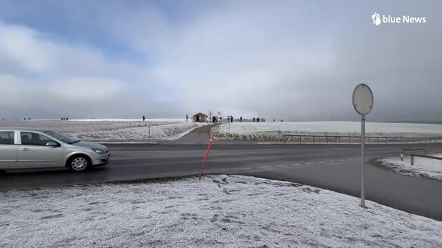 Planespotter suchen sich besten Platz vor Trump-Ankunft