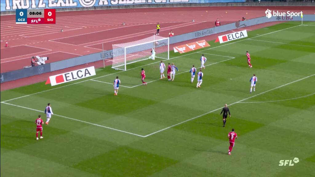 9. Minute: Lukembila köpft an die Latte