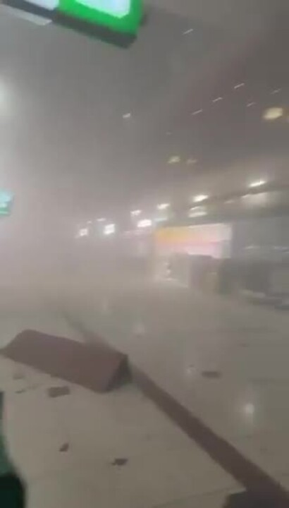 Fumo nel terminal dopo un attacco con drone a Dubai