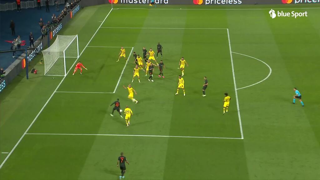 39. Minute: Kobel pariert Dembélés Abschluss