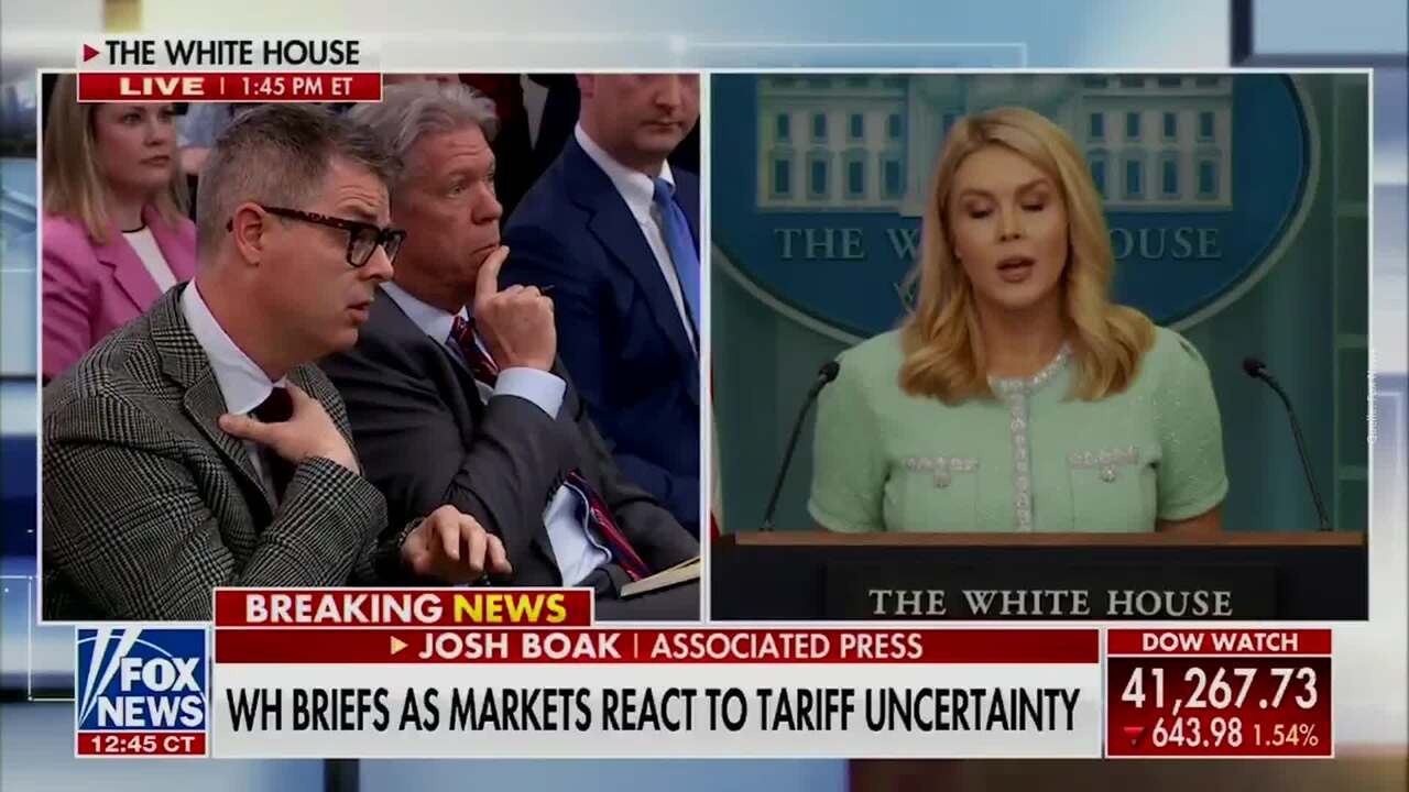 Trumps Pressesprecherin Leavitt platzt bei einer Frage nach den US-Zöllen der Kragen