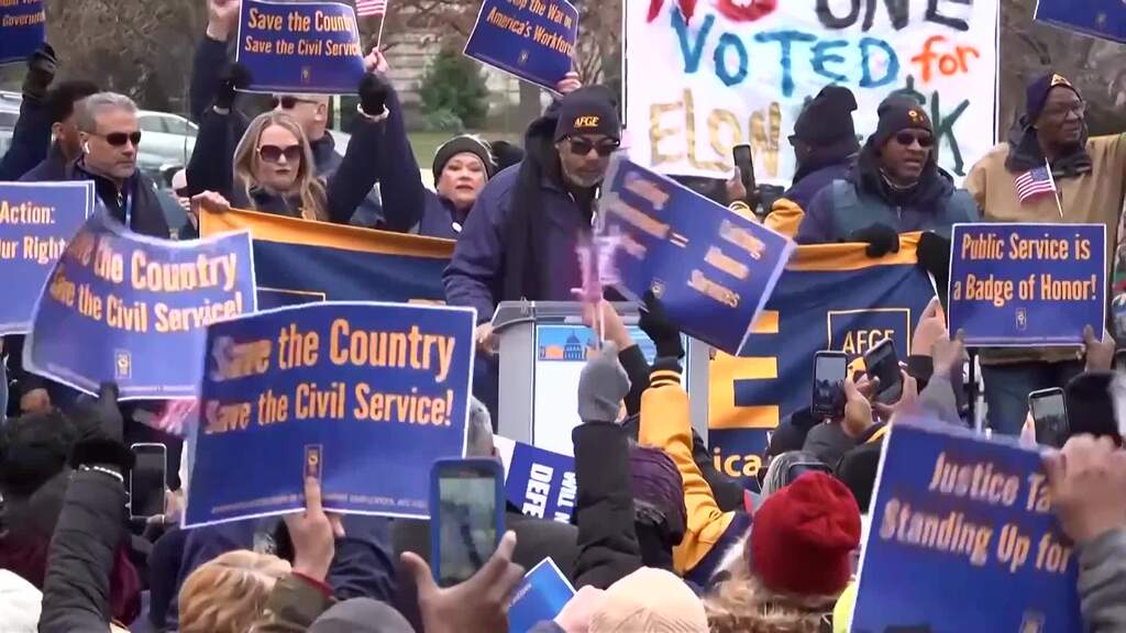 Behördenmitarbeiter protestieren gegen Sparpläne von Trump