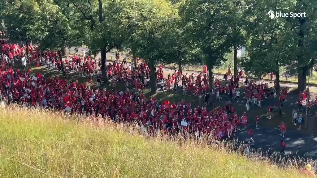 Das in rot gekleidete Menschenmeer läuft durch die Berner Innenstadt