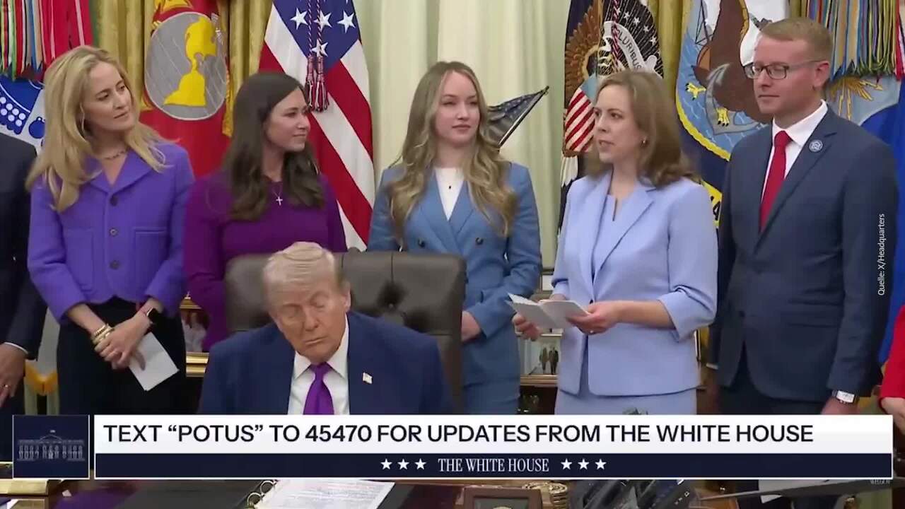 Trump schläft im Oval Office während Veranstaltung