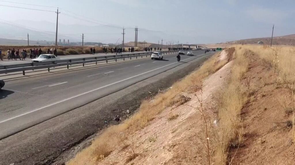 Iraner versammeln sich an Aminis Grab zum Ende der Trauerzeit