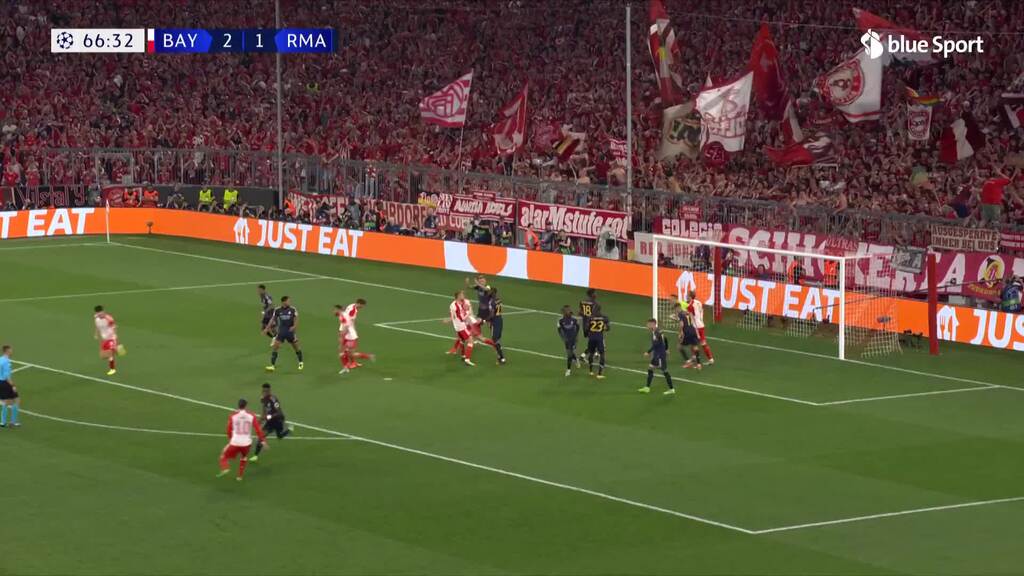 Dier köpft den Ball wuchtig auf das Tor