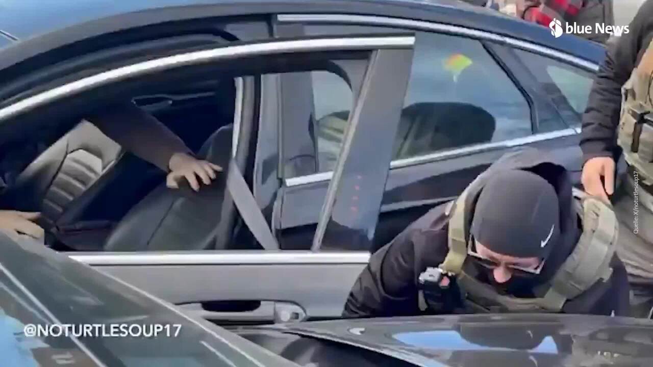 Gli agenti dell'ICE trascinano fuori dall'auto una donna