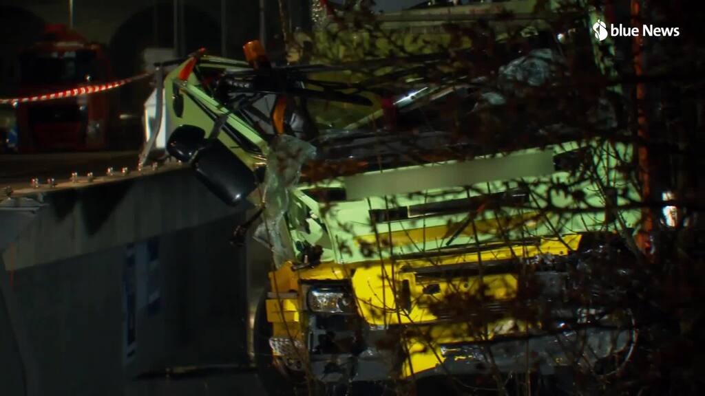  Hier wird der LKW aus der Aare gehievt