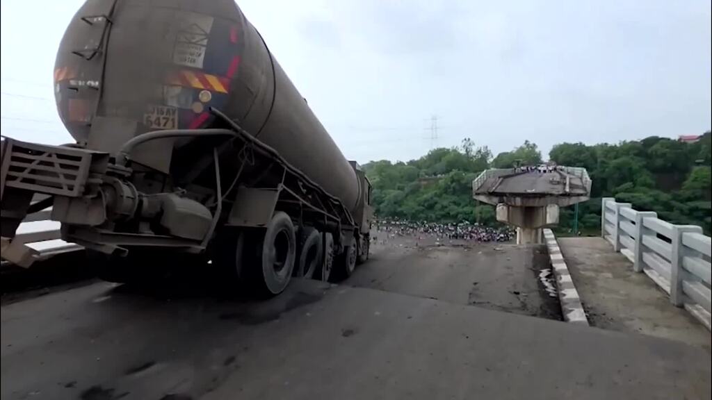 Tote nach dramatischen Brückeneinsturz in Indien