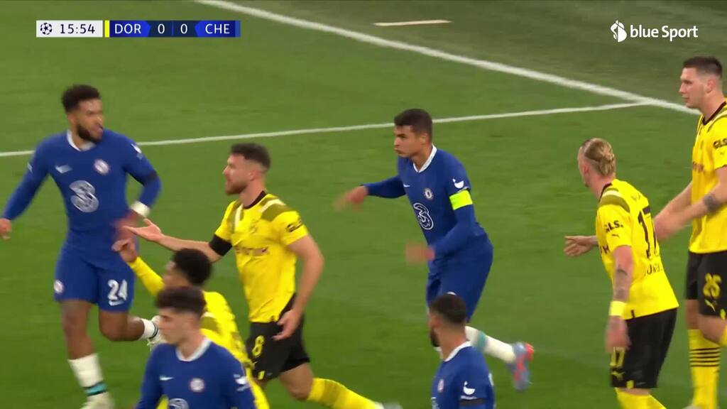 16. Minute: Thiago Silva trifft mit der Hand und sieht dafür Gelb