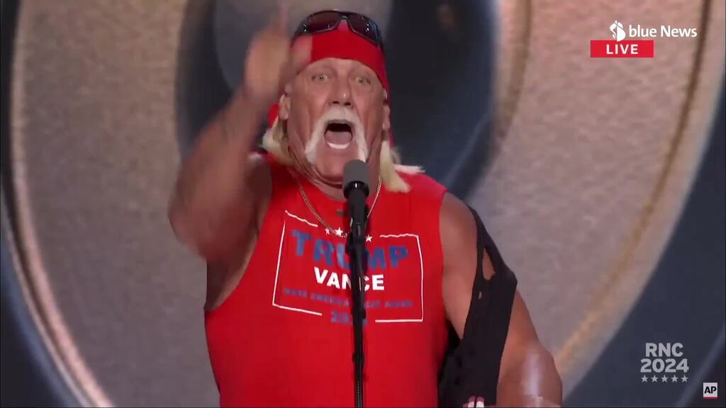 Hulk Hogan zerreisst sein Shirt für Trump