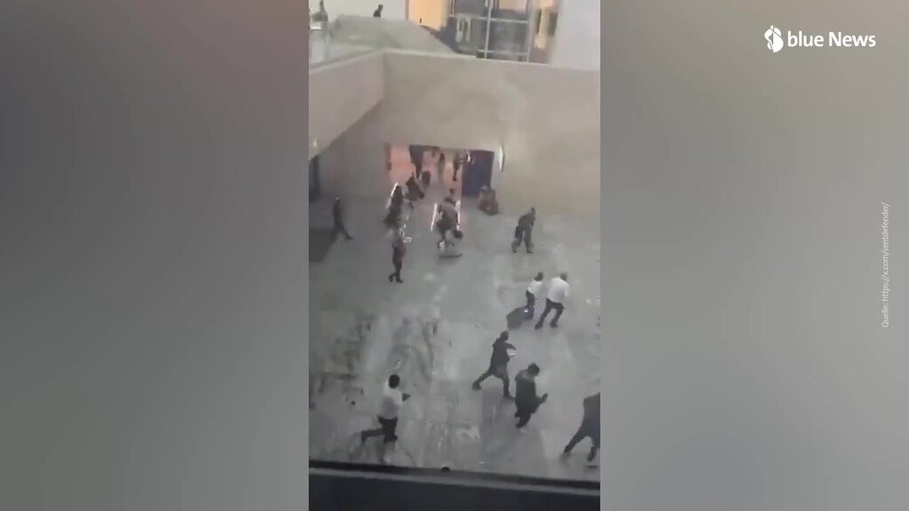 Touristen müssen von Flughafen Guadalajara fliehen. 